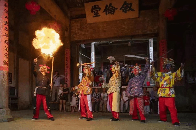 徽州目连戏新江板龙集书法,绘画,剪纸,竹编,扎制艺术为一身,充分展示