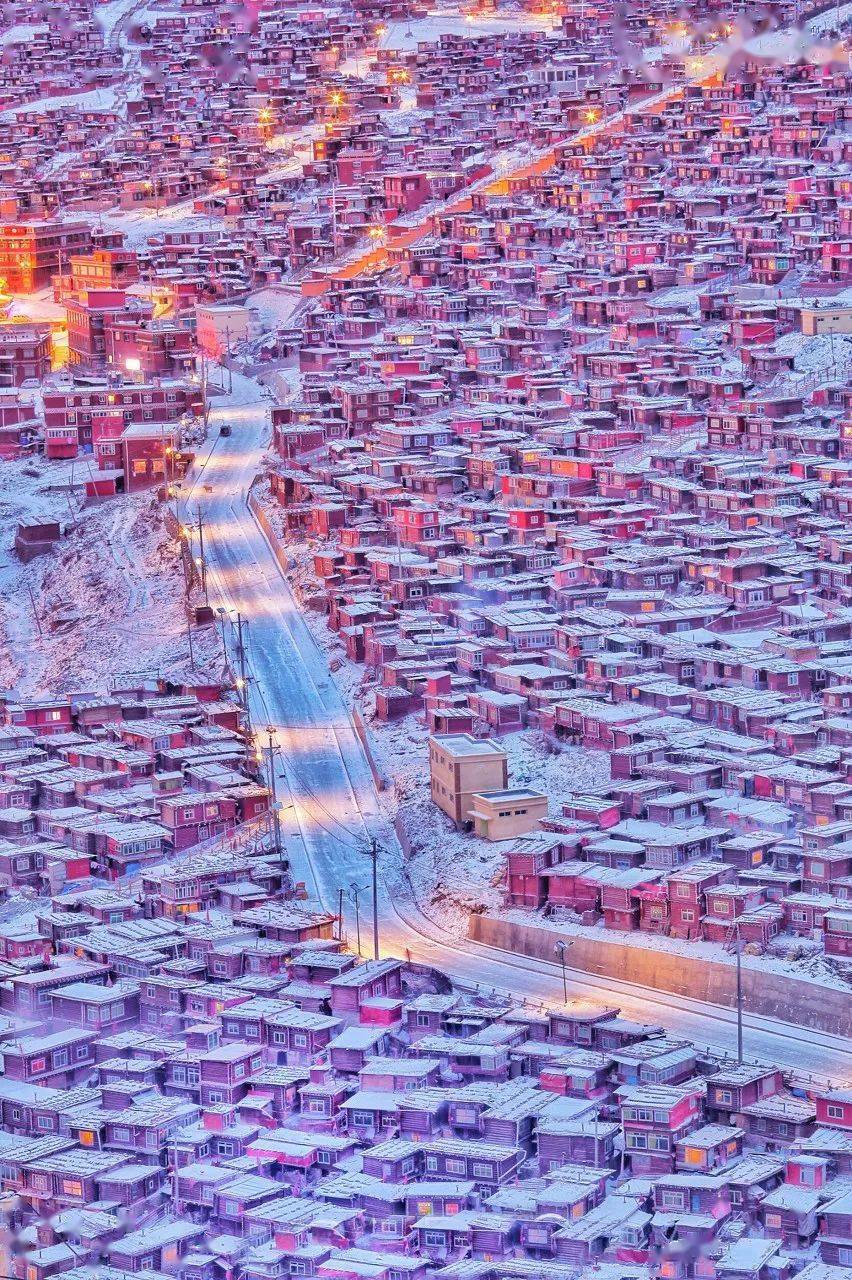 抵达色达,入目便是一派藏地高原的绝美风光:湛蓝的