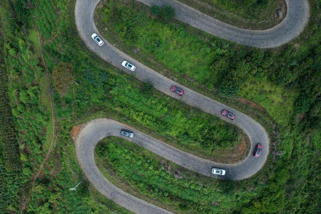 公路依山梁而修,弯弯曲曲,短短7公里的公路,共有68道拐