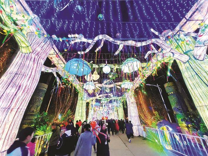 夜幕初降,汾阳市贾家庄生态园内各式各样,五彩缤纷的主题花灯竞相绽放