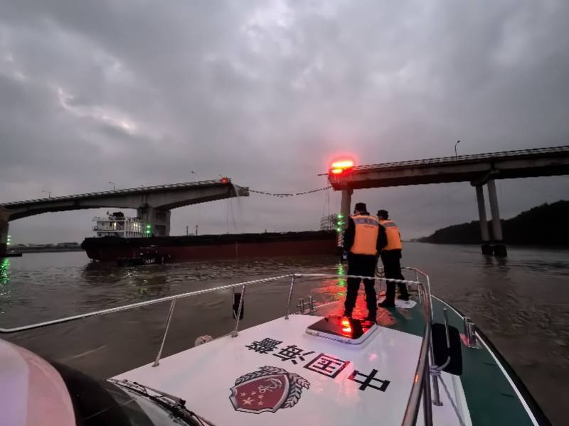 海警曾喊话安抚受困人员_执法_车辆_货船