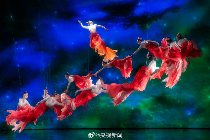 青年舞者华宵一曾经凭借古典舞《罗敷行》《点绛唇》蝉联了两届"