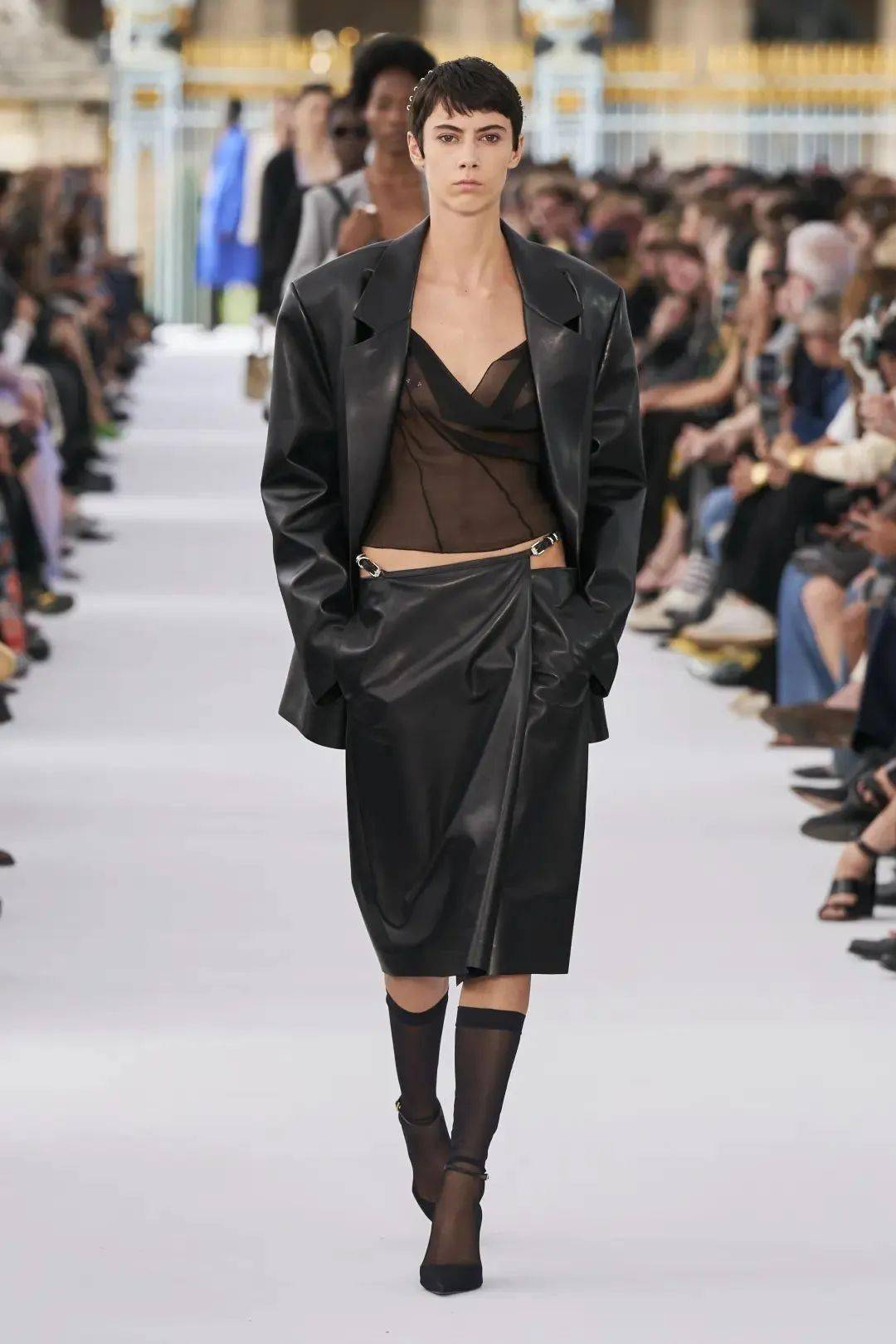 流行色 | 2024/25 这几种女装色彩流行趋势,主打一个高级有活力!