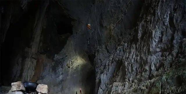 夫妻山洞与世隔绝39年,妻子已兽化,爪子和撕咬能力