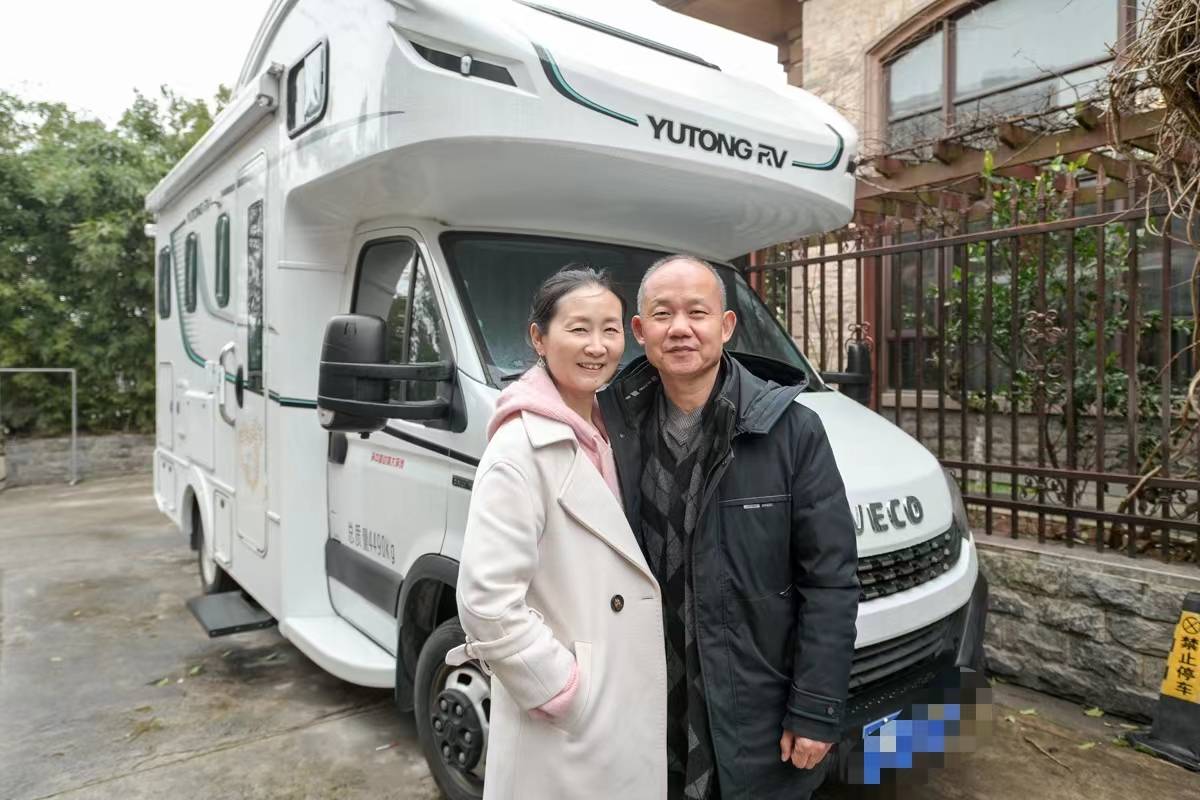 这台房车里设备齐全,除了房车的标配,谭志远还将一套唱歌的设备放到了