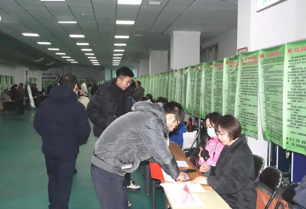 锡林浩特举办新春大型招聘会 线上线下双向发力促就业