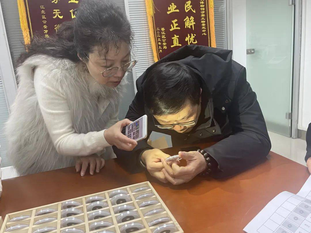 中国三峡博物馆古钱币鉴定专家彭学斌,邵卫东,刘薇从101件/套藏品的