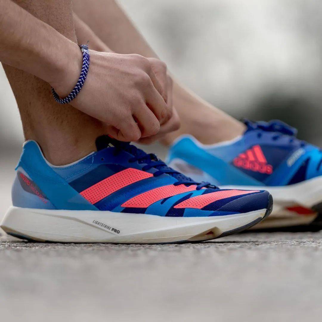 而在22 年上马结束后,nike更是向所有破三跑者免费赠送了一双顶缓