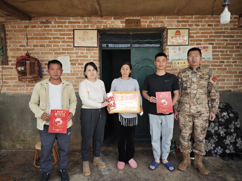 近日,勐海县退役军人事务局组成慰问组,为现役军人杨永胜家人送去立功