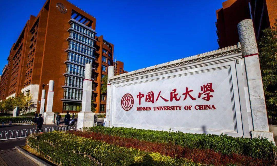 不负众望,她以712分的高分被中国人民大学档案学院录取.