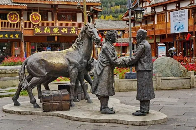 走进松潘古城茶马驿街区,散落在街区的"茶马古道"雕塑景观,让历史的