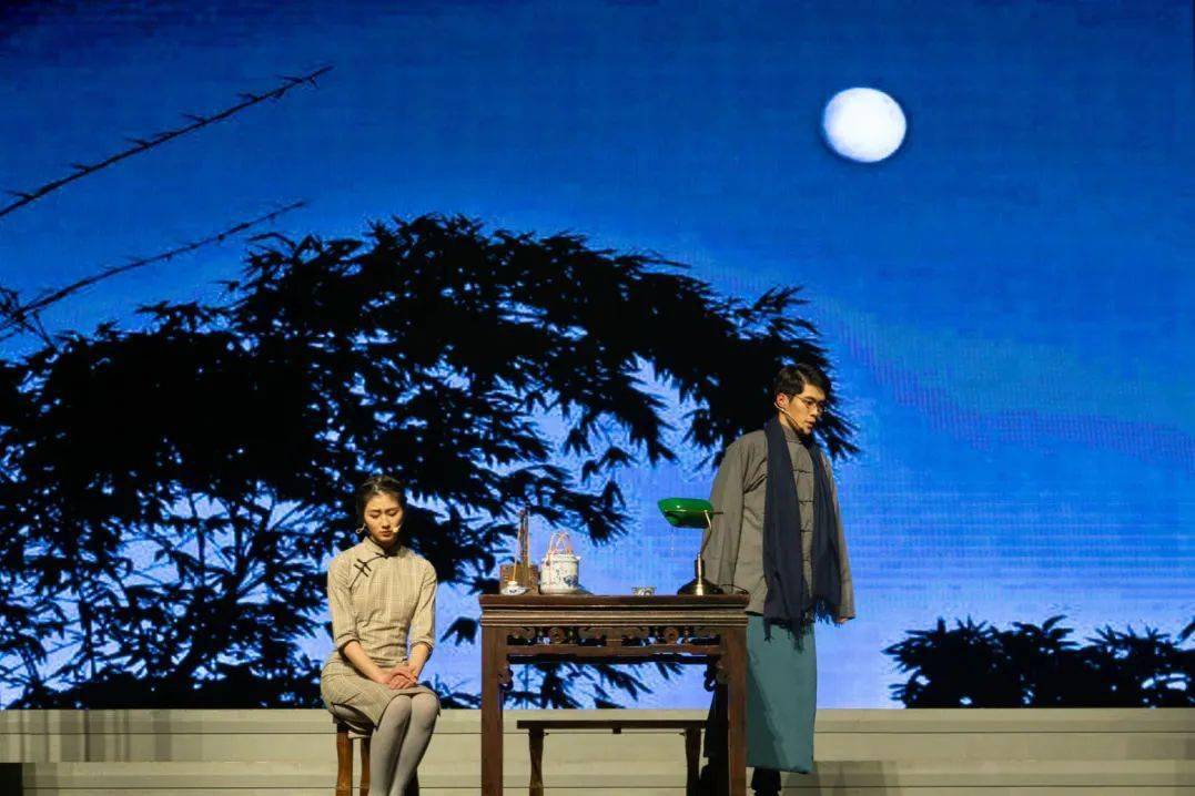 晚上十点,一直在伟长楼……"谈起排练的那段日子,演员范修竹感慨万千