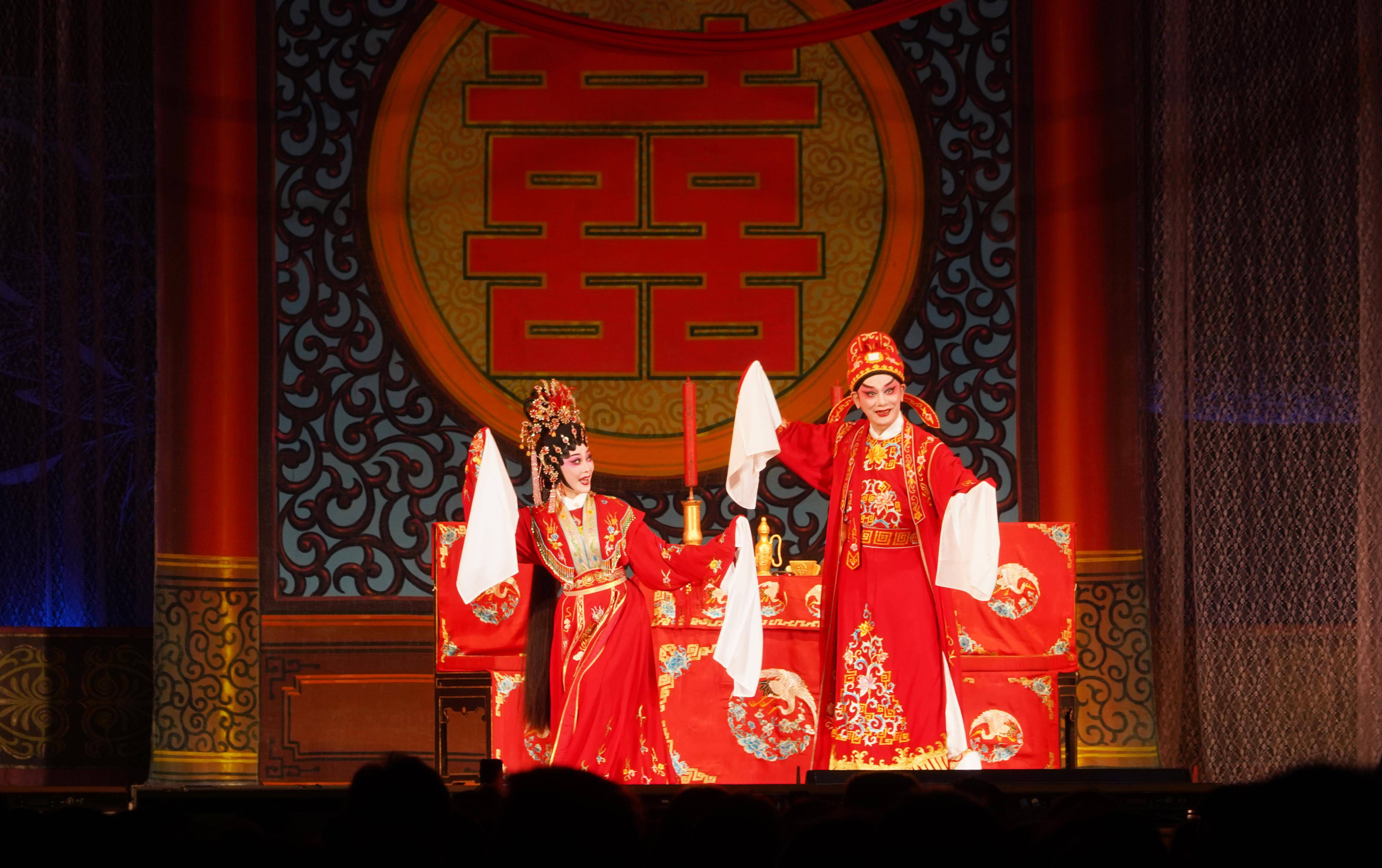 "中国戏剧梅花奖得主,著名粤剧表演艺术家丁凡已有二三十年的粤西春班