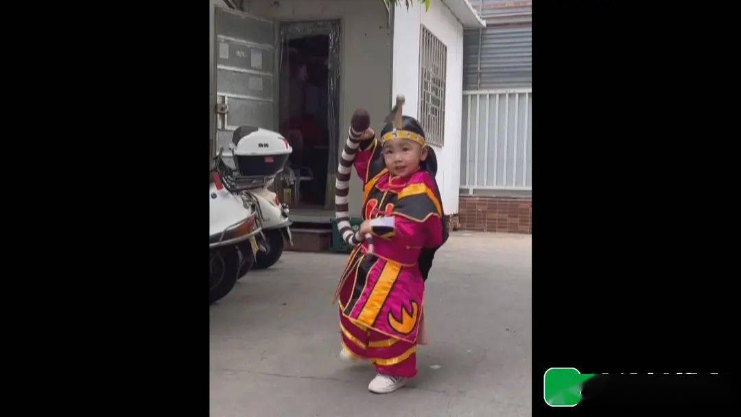 小小少年郎 蹒跚舞英歌……二岁半的他吸引游客眼球!