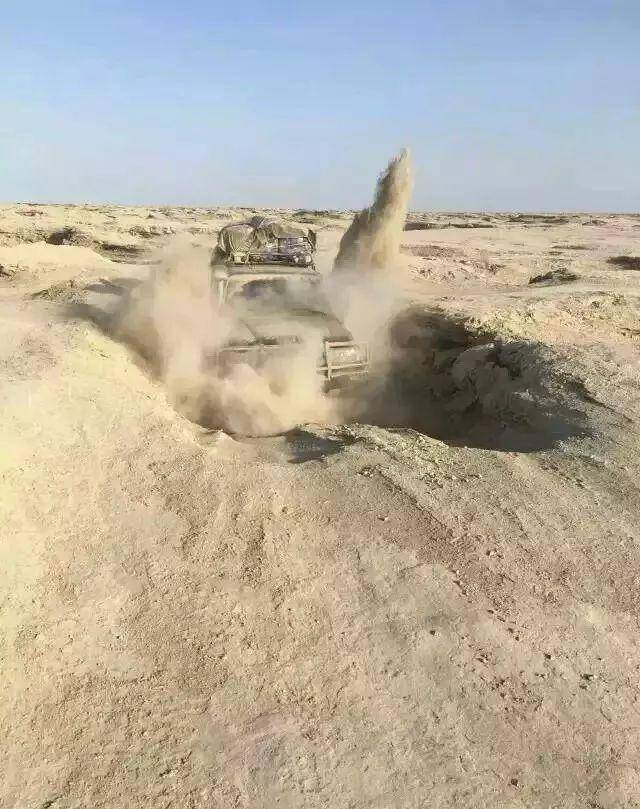 车陷也时有发生,是没有铺装路面可走的,想要抵达楼兰古城,在古代丝绸