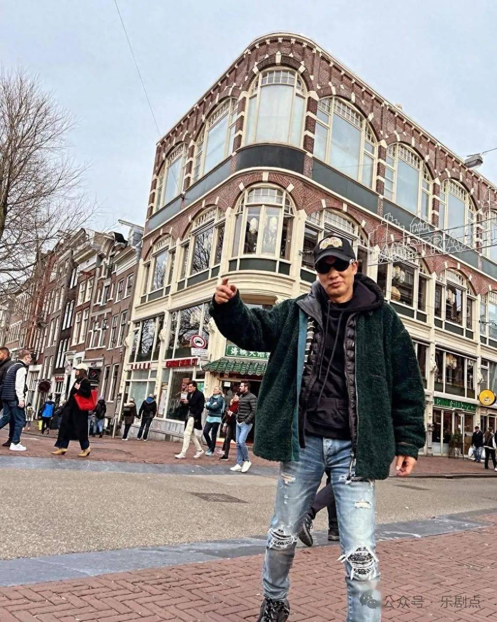 昨日任达华在ig分享了一张照片,头戴cap帽黑超的任达华,站立在