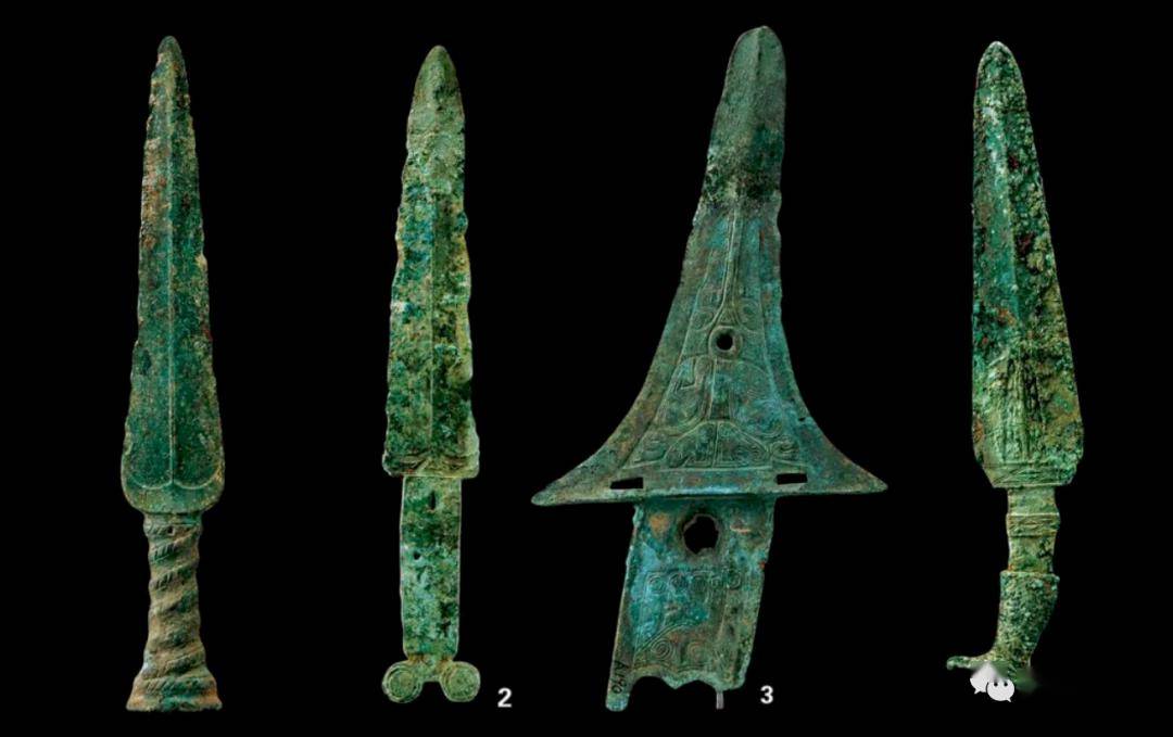 盐源发掘过被深深射入了铜镞的头颅,可以想见当时战争惨烈血腥的场面