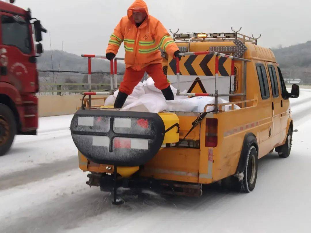 交通蓝 养护橙 志愿红 奏响除冰保畅"进行曲"_人员_群众_句容