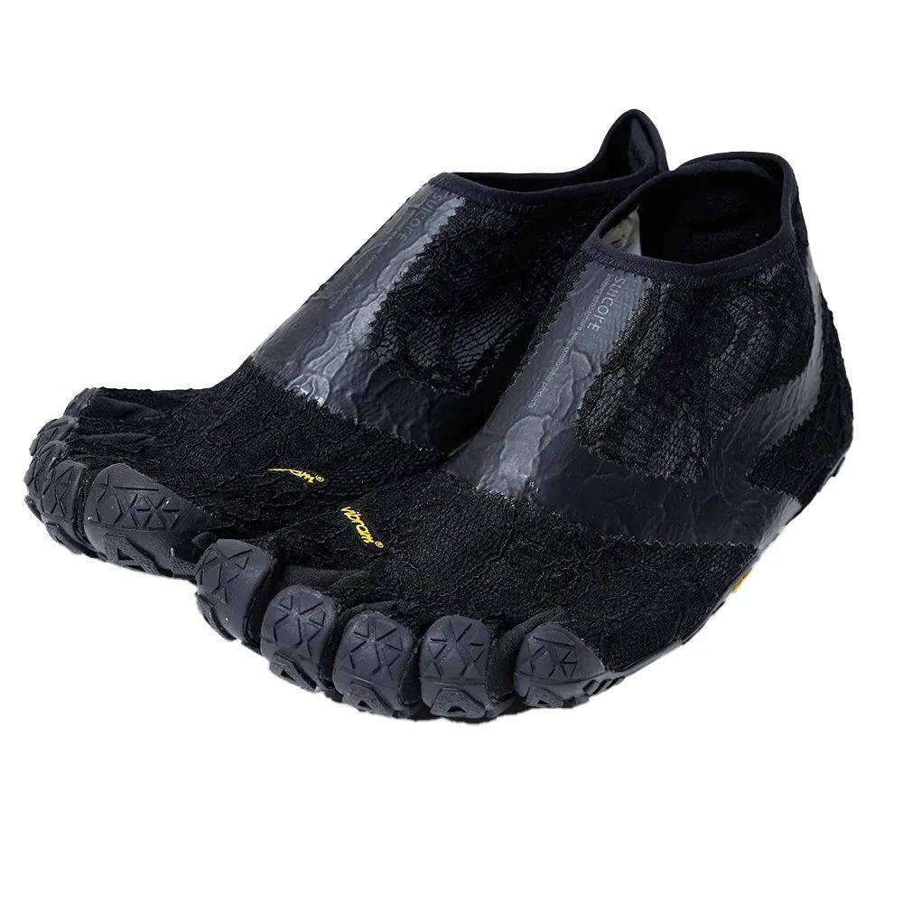 你能想到五指鞋还能跟蕾丝元素扯上关系吗,是的,先锋属性十足的