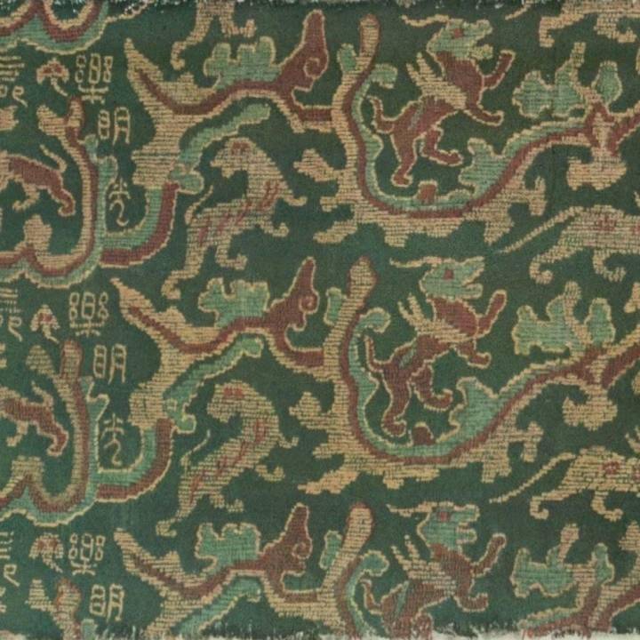 比如,刘涛身上的汉代深衣,纹样之一出自楼兰的长乐明光云山瑞兽锦