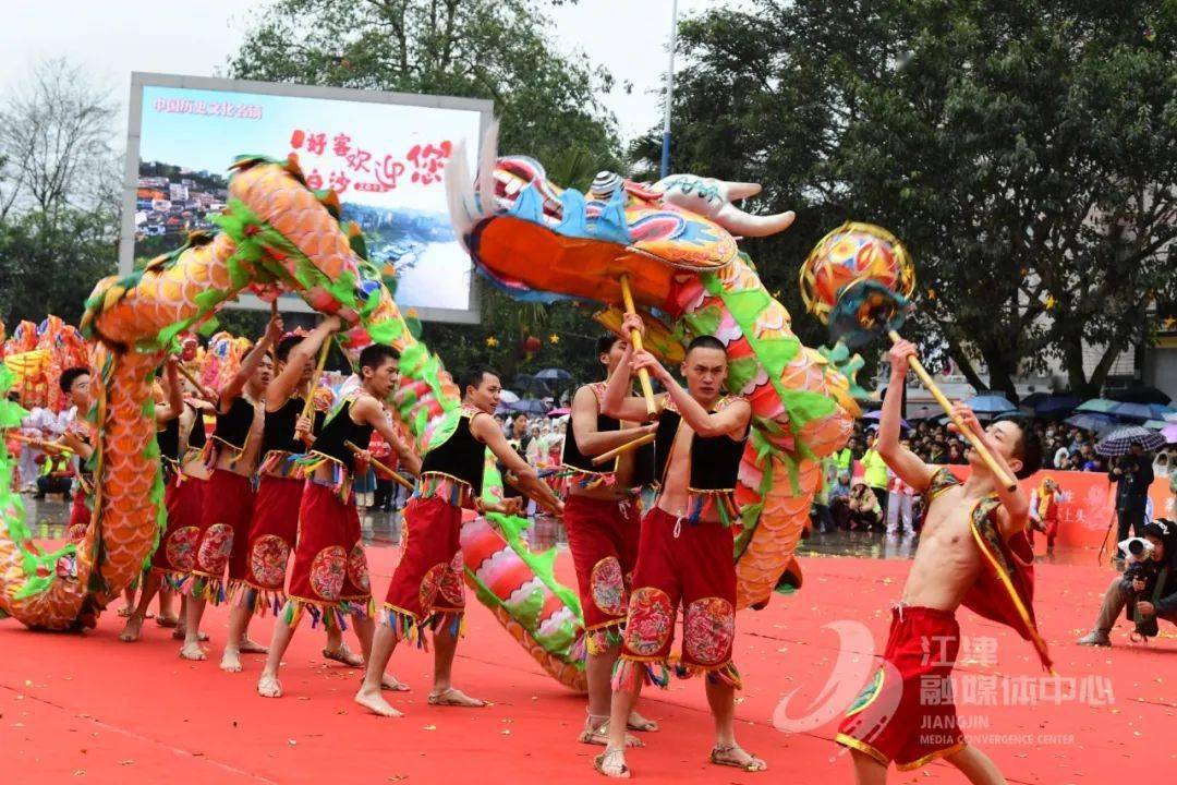 气球飞舞相继喊出一声声气势磅礴的祝福口号依次在白沙镇政府广场排开