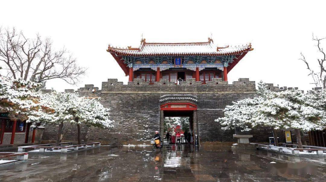 红墙黛瓦落白雪,千年岱庙美如画(一)_景区_摄影_世界