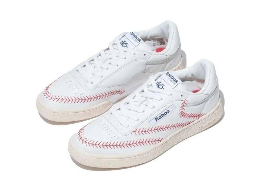 reebok club c 鞋型的底部,鞋舌和内衬采用原始的白色皮革结构,散发出