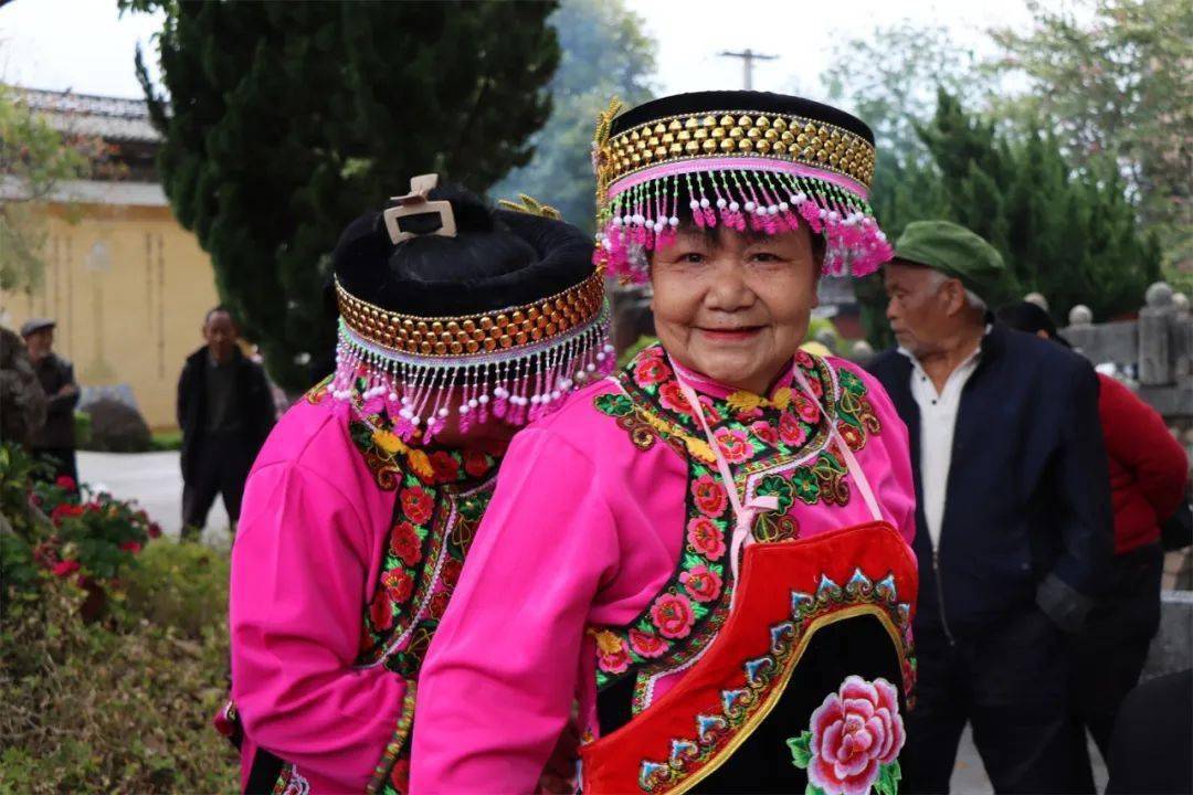 南诏铁柱踏歌会你去了吗?_游客_花灯_群众