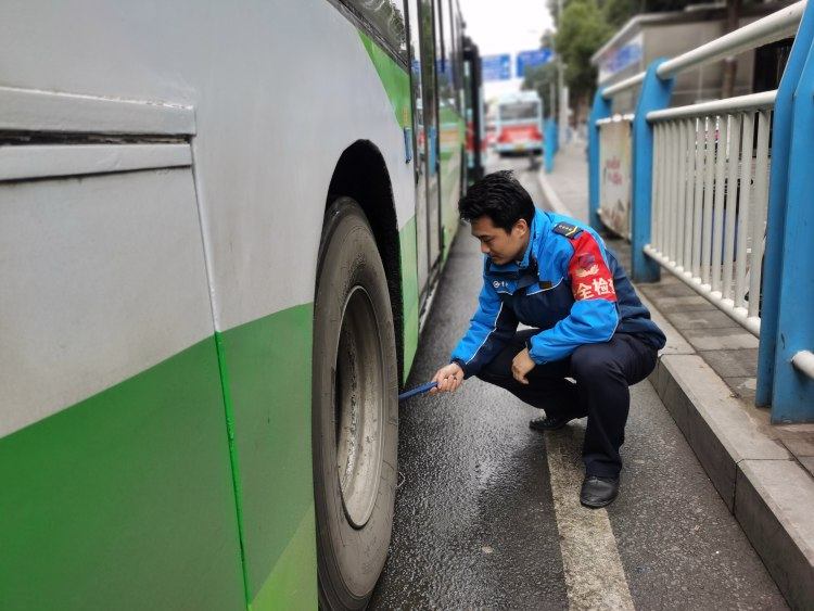 重庆江北区：一名公交驾驶员的12年 用努力浇灌事业之花