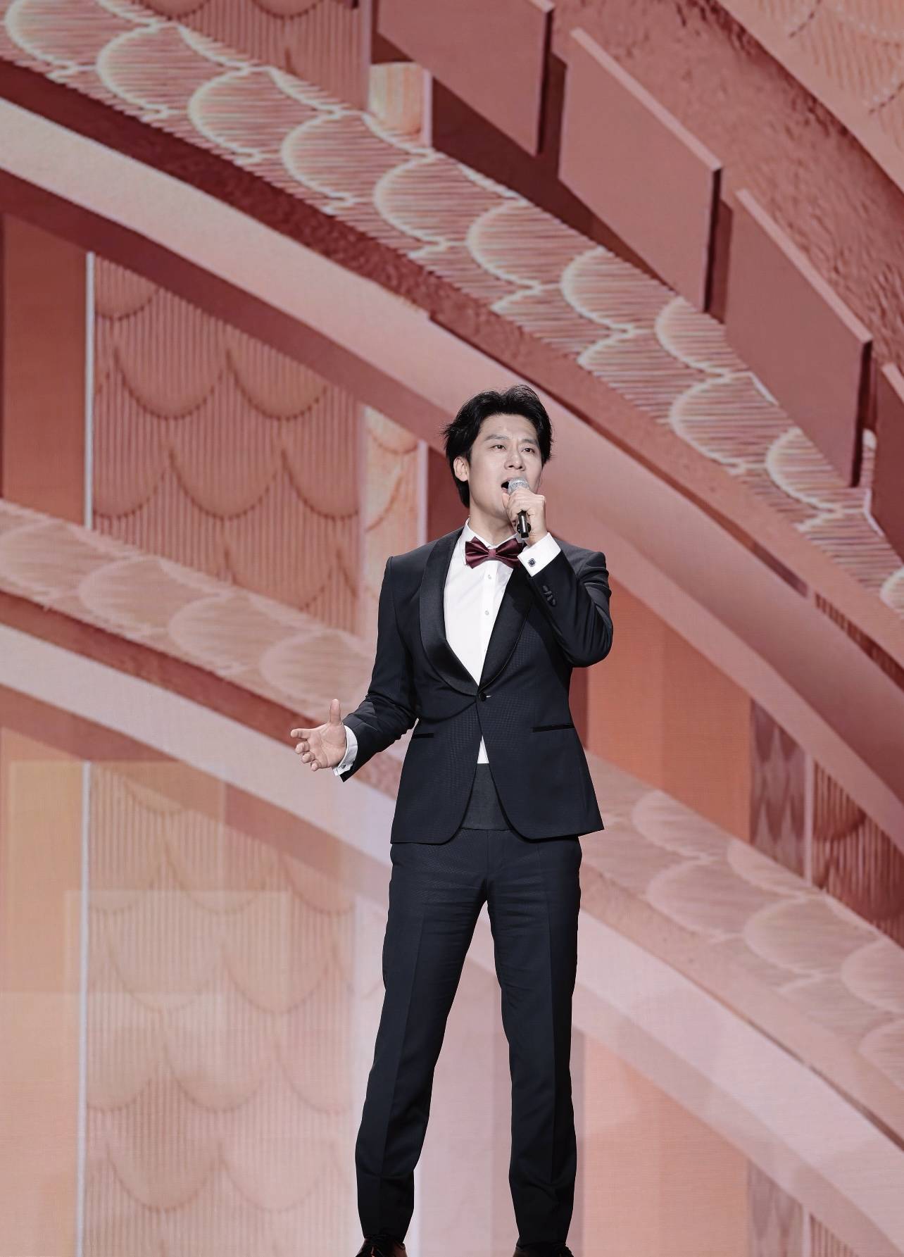 一曲《巨龙的土壤》澎湃着上海声音_力量_甘世佳_余笛