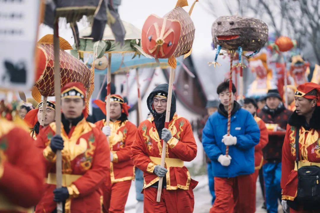 采莲船再就是黄色龙滚灯组,打莲湘,也叫神灯后面紧接的是造型的红色