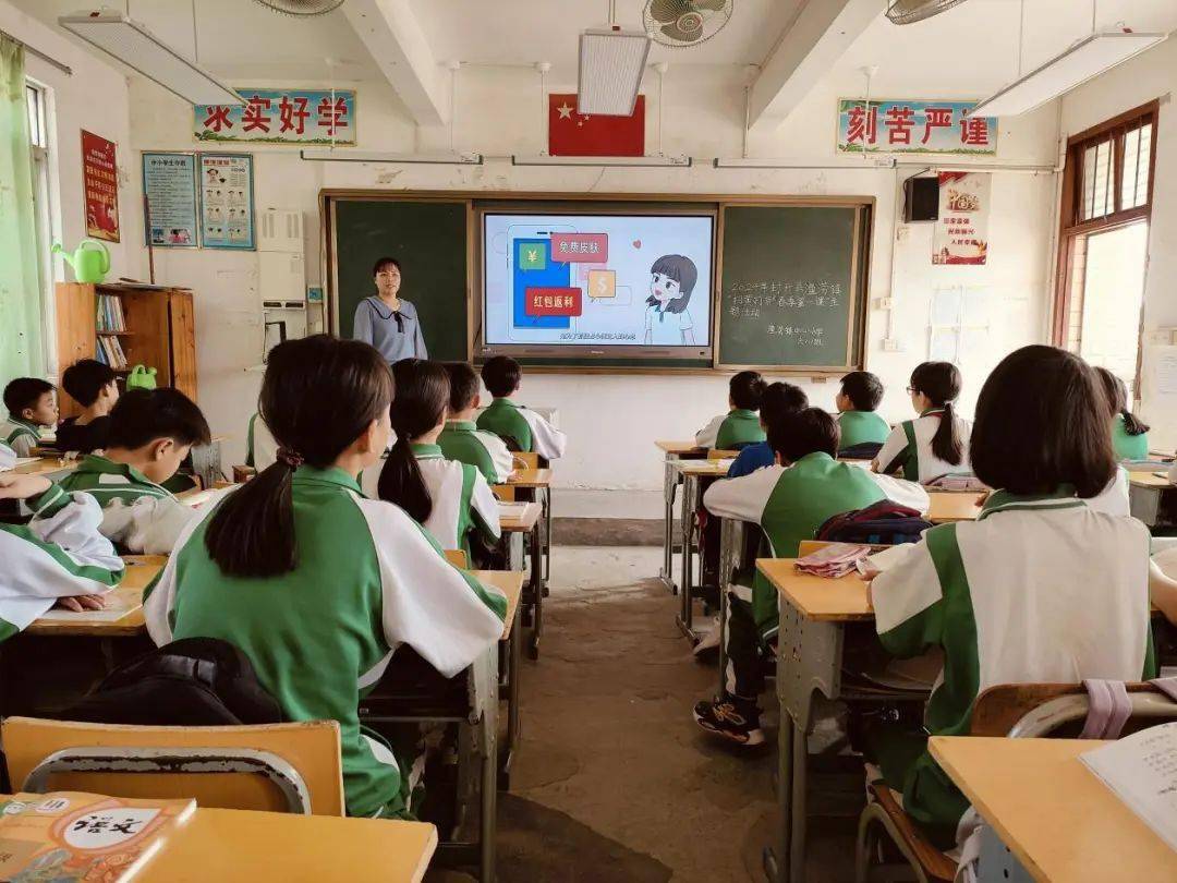 南丰镇渡头中学学生观看《未成年人网络素养提升短片》视频工作人员向