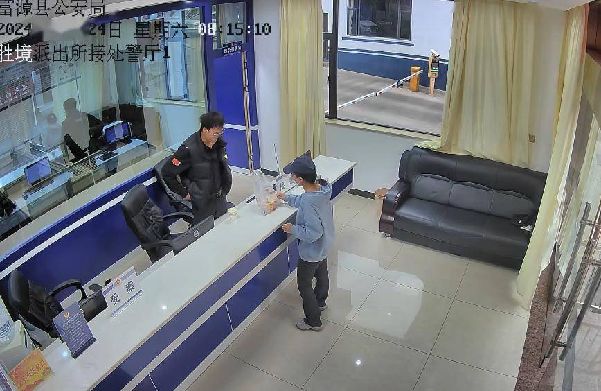 元宵节快乐~小朋友到派出所四处张望,给值班民警端来了"温暖"