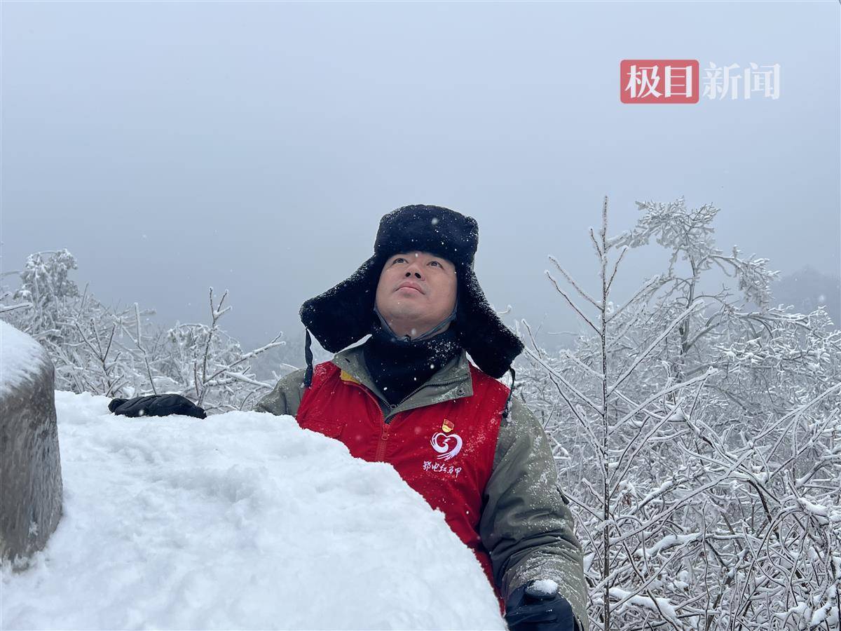 可是,天气越恶劣,输电线路覆冰的情况就越严重,宋亮身上的任务就越重