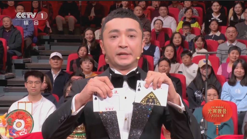元宵晚会,尼格买提的扑克牌终于对上了!_小尼_刘谦_表情