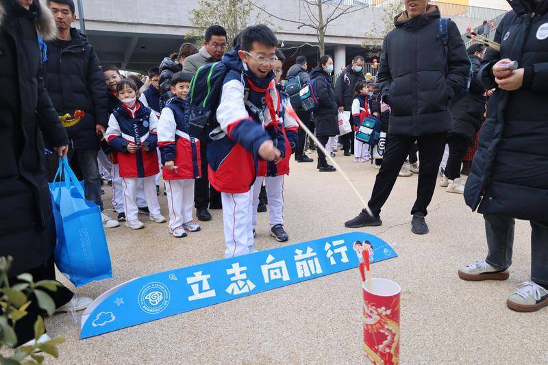 孩子们积极参与其中,仔细阅读谜语,或驻足凝思,或热烈讨论,你一言我一