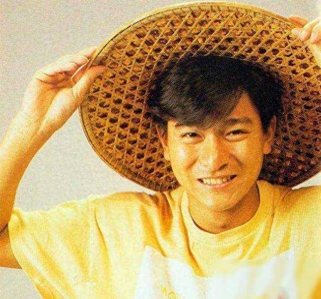 早年,刘德华生长在香港的大埔,家境虽然殷实,但父亲的追求让他的童年