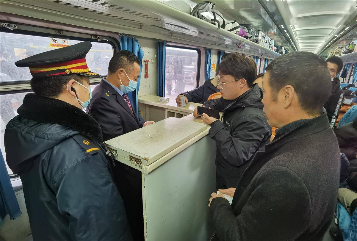 绿皮车k4505是增开的返岗专列,下午5时40分从武昌始发,次日8时46分