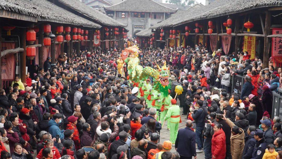 2月24日,犍为县罗城古镇沉浸在一片节日的欢腾之中.