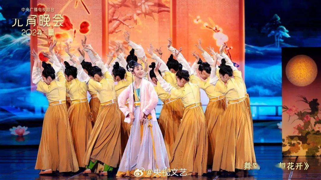 杭州艺术学校的17个姑娘化身天真烂漫的宋代少女赏花嬉