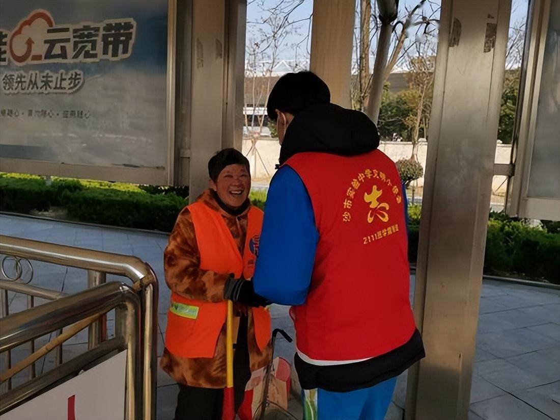 学雷锋班少年向荆州站环卫阿姨送上热姜茶学雷锋班少年向站区执勤交警