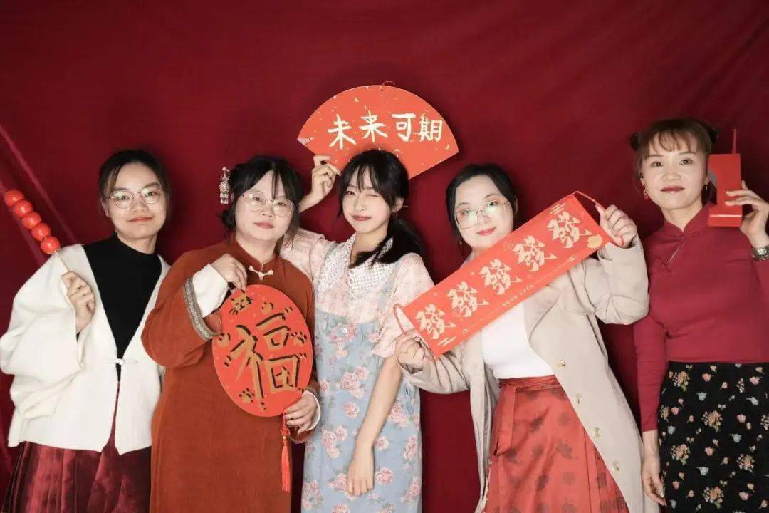 在2023年,方图共发布了132篇文章,收获约18万阅读量.