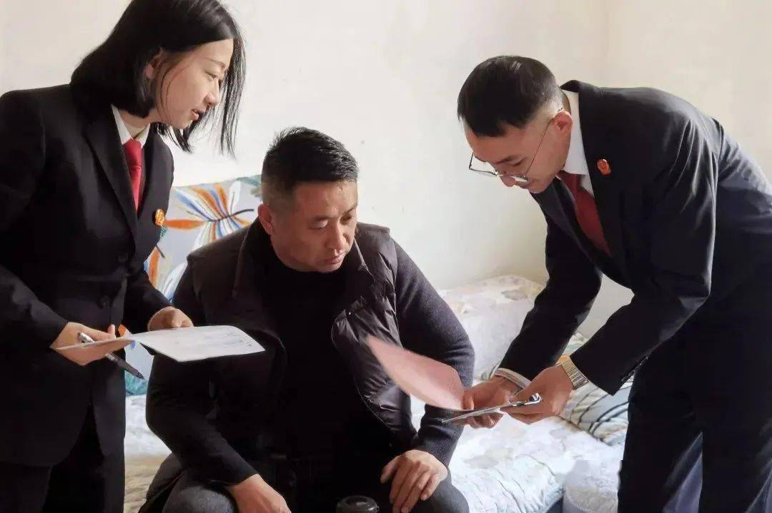 "法治礼包"送上门"法官,别人欠我钱,法院已经判决了,但他还是不还钱