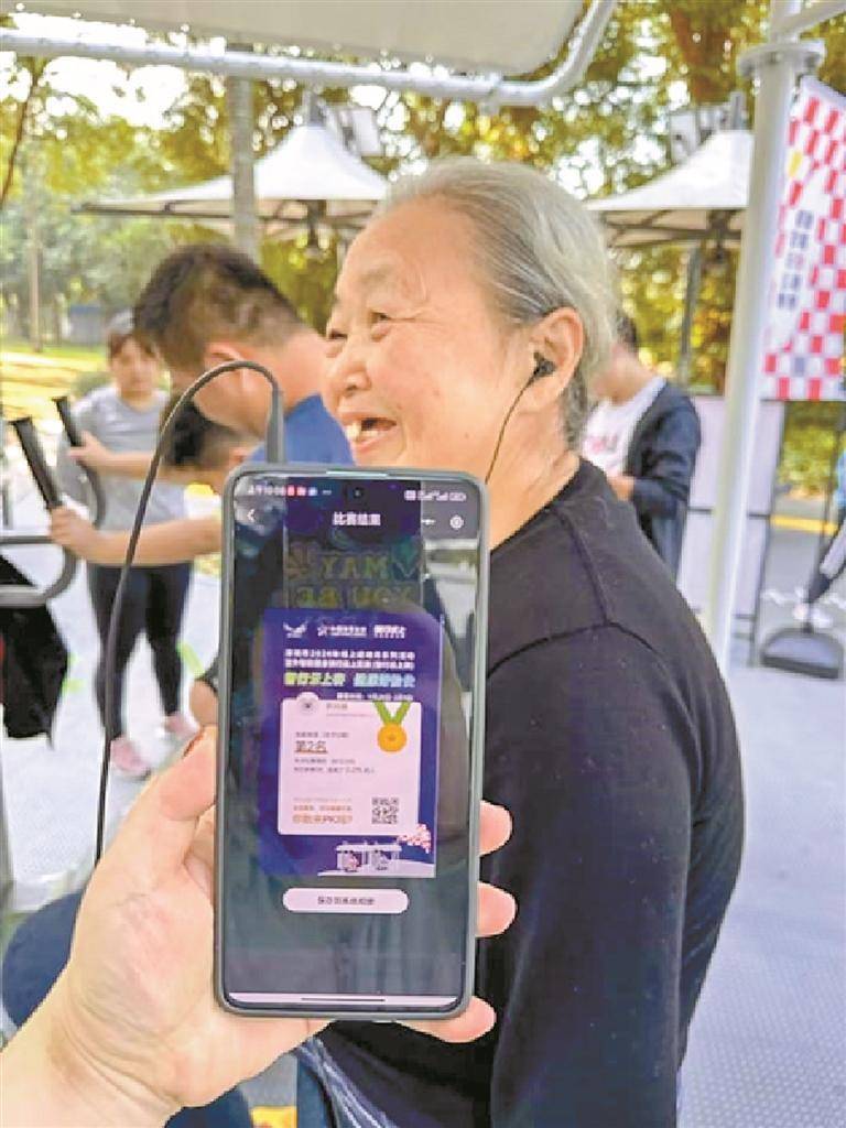 78岁老奶奶玩智能骑行实力出圈_参赛_健身_竞赛