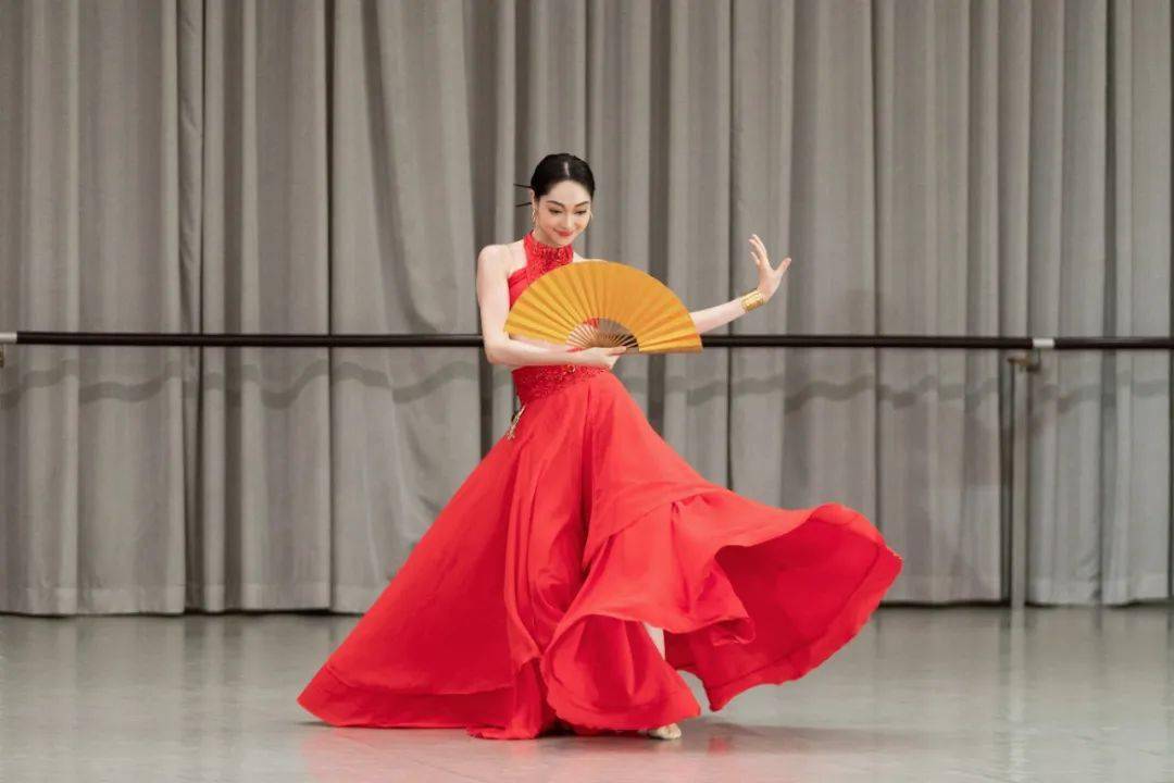 上海歌舞团舞蹈演员部2024-2025年度业务考核,由副团长朱洁静主持