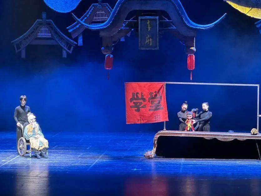 一睡一上午"等展现哪吒顽皮的台词逗得小观众哈哈大笑;东海龙宫内,虾