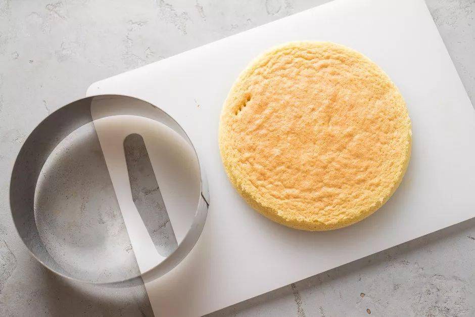 红宝石草莓慕斯(共计:633克)8 克……吉利丁片150 克……牛奶60 克