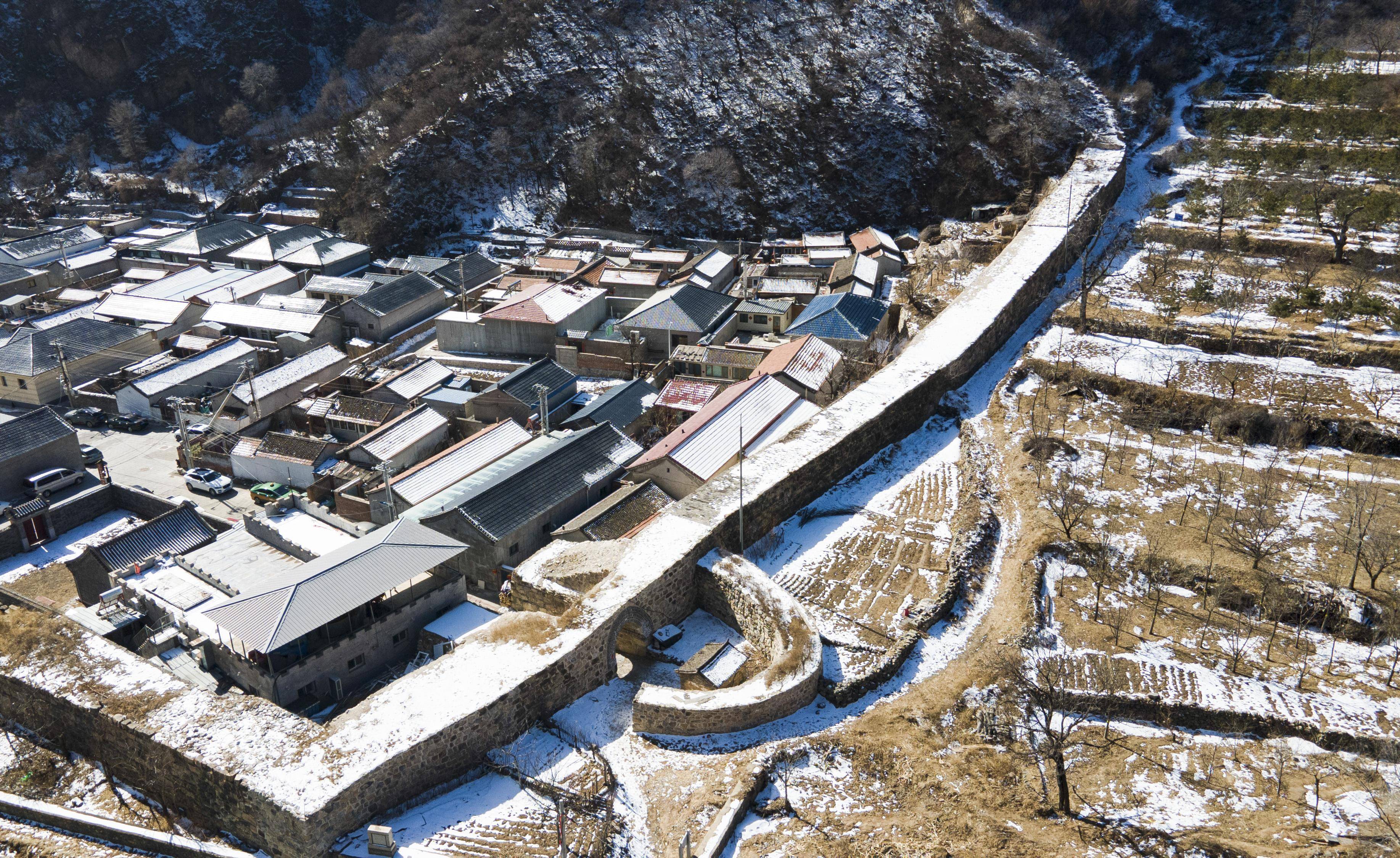 新华社记者 陈钟昊 摄当日,位于北京市昌平区流村镇的长峪城村雪后