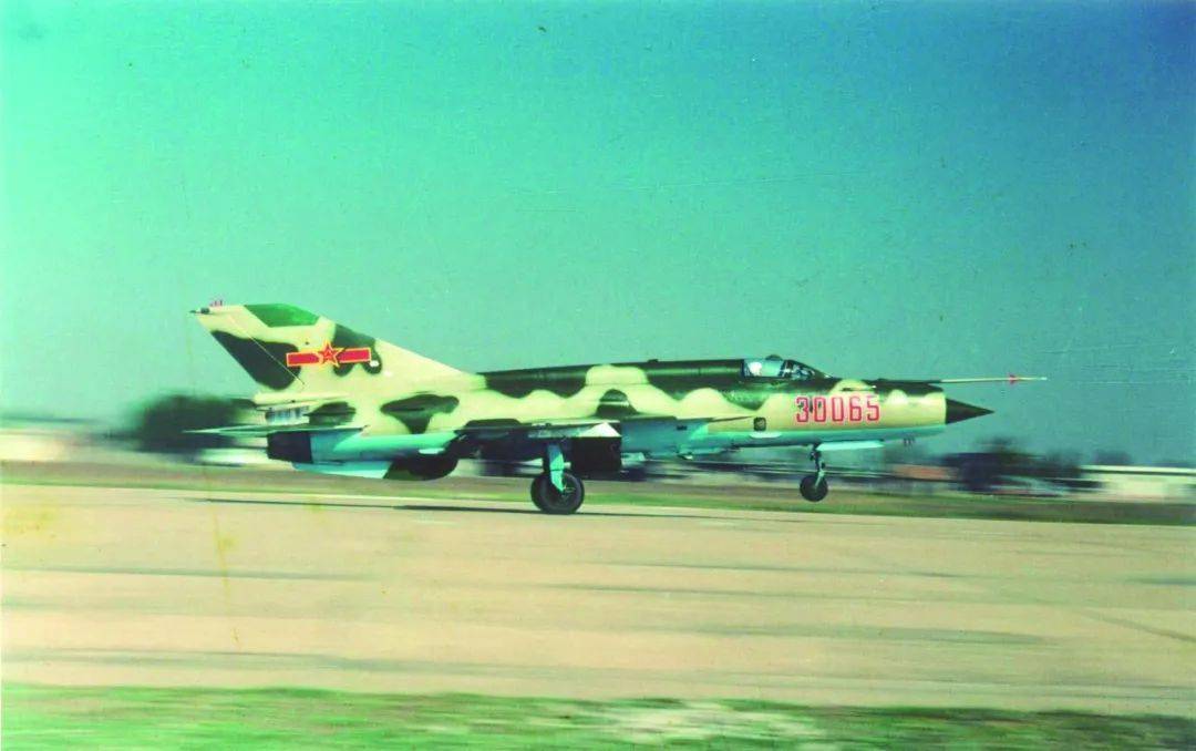 4月26日,试飞员余明文驾驶首架歼7Ⅲ首飞成功.