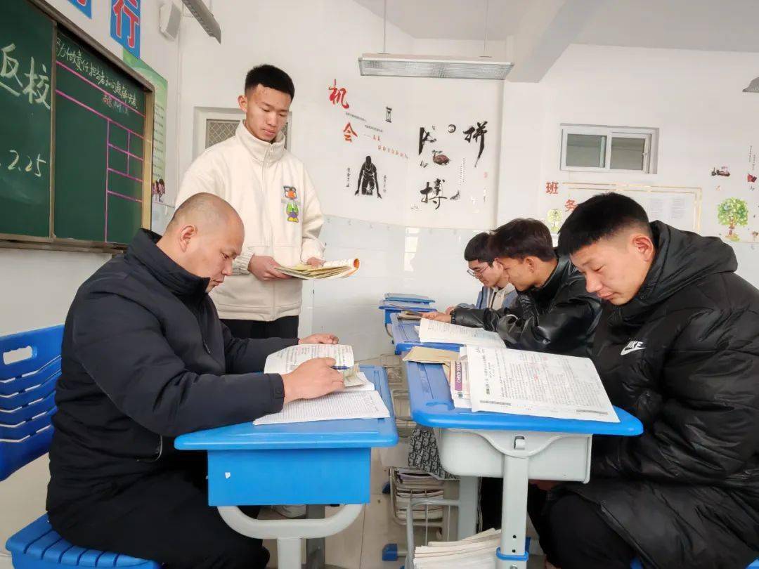 金塔汽修中专-02-金塔县中学学生陆续走进校园,开启新学期的第一天.